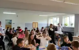 Warsztaty wycinanki świętokrzyskiej w Publicznej Szkole Podstawowej im. Feliksa Szczęsnego Karnickiego w Chybicach 6