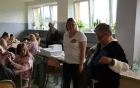 Warsztaty wycinanki świętokrzyskiej w Publicznej Szkole Podstawowej im. Feliksa Szczęsnego Karnickiego w Chybicach 7