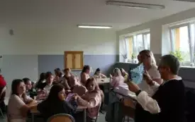 Warsztaty wycinanki świętokrzyskiej w Publicznej Szkole Podstawowej im. Feliksa Szczęsnego Karnickiego w Chybicach 8