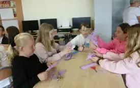 Warsztaty wycinanki świętokrzyskiej w Publicznej Szkole Podstawowej im. Feliksa Szczęsnego Karnickiego w Chybicach 9