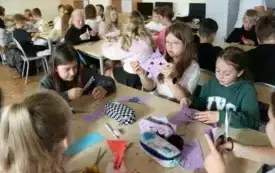 Warsztaty wycinanki świętokrzyskiej w Publicznej Szkole Podstawowej im. Feliksa Szczęsnego Karnickiego w Chybicach 10