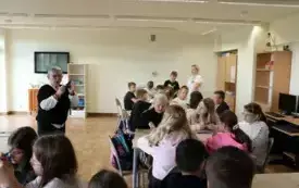 Warsztaty wycinanki świętokrzyskiej w Publicznej Szkole Podstawowej im. Feliksa Szczęsnego Karnickiego w Chybicach 11
