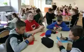 Warsztaty wycinanki świętokrzyskiej w Publicznej Szkole Podstawowej im. Feliksa Szczęsnego Karnickiego w Chybicach 12