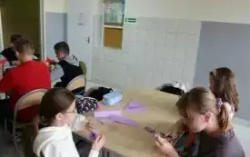 Warsztaty wycinanki świętokrzyskiej w Publicznej Szkole Podstawowej im. Feliksa Szczęsnego Karnickiego w Chybicach 13