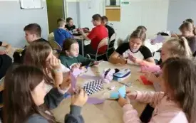 Warsztaty wycinanki świętokrzyskiej w Publicznej Szkole Podstawowej im. Feliksa Szczęsnego Karnickiego w Chybicach 15