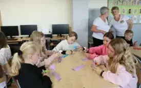 Warsztaty wycinanki świętokrzyskiej w Publicznej Szkole Podstawowej im. Feliksa Szczęsnego Karnickiego w Chybicach 16