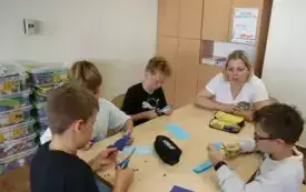 Warsztaty wycinanki świętokrzyskiej w Publicznej Szkole Podstawowej im. Feliksa Szczęsnego Karnickiego w Chybicach 17