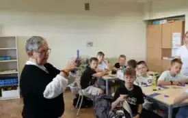 Warsztaty wycinanki świętokrzyskiej w Publicznej Szkole Podstawowej im. Feliksa Szczęsnego Karnickiego w Chybicach 19