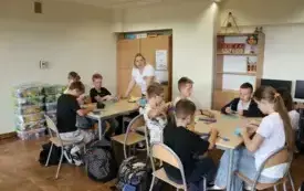 Warsztaty wycinanki świętokrzyskiej w Publicznej Szkole Podstawowej im. Feliksa Szczęsnego Karnickiego w Chybicach 21