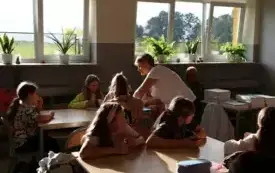 Warsztaty wycinanki świętokrzyskiej w Publicznej Szkole Podstawowej im. Feliksa Szczęsnego Karnickiego w Chybicach 25