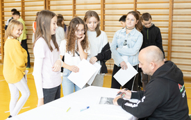 Pilot rajdowy czytał dzieciom w Szerzawach (2022-12-07) 1