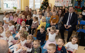 Pilot rajdowy czytał dzieciom w Szerzawach (2022-12-07) 18