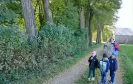 Przedszkolaki z grupy ,,0&rdquo;c w chybickim parku 1