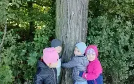 Przedszkolaki z grupy ,,0&rdquo;c w chybickim parku 3
