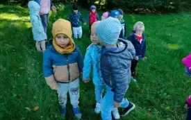Przedszkolaki z grupy ,,0&rdquo;c w chybickim parku 6