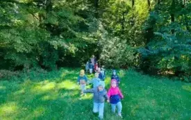 Przedszkolaki z grupy ,,0&rdquo;c w chybickim parku 7