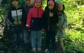 Przedszkolaki z grupy ,,0&rdquo;c w chybickim parku 10
