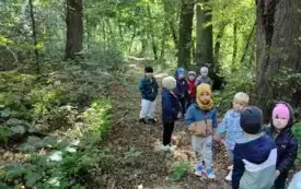 Przedszkolaki z grupy ,,0&rdquo;c w chybickim parku 12