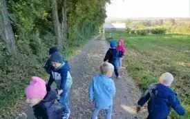 Przedszkolaki z grupy ,,0&rdquo;c w chybickim parku 14