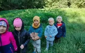 Przedszkolaki z grupy ,,0&rdquo;c w chybickim parku 15