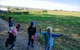 Przedszkolaki z grupy ,,0&rdquo;c w chybickim parku 18