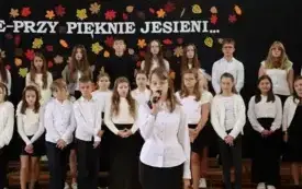 O szkole- przy pięknie jesieni&hellip; Akademia z okazji Dnia Nauczyciela w Publicznej Szkole Podstawowej im. Feliksa Szczęsnego Karnickiego w Chybicach 15