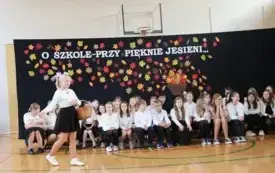 O szkole- przy pięknie jesieni&hellip; Akademia z okazji Dnia Nauczyciela w Publicznej Szkole Podstawowej im. Feliksa Szczęsnego Karnickiego w Chybicach 25
