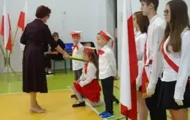 Ślubowanie i pasowanie na uczni&oacute;w klasy pierwszej PSP w Godowie 16