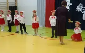 Ślubowanie i pasowanie na uczni&oacute;w klasy pierwszej PSP w Godowie 17