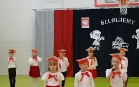 Ślubowanie i pasowanie na uczni&oacute;w klasy pierwszej PSP w Godowie 31
