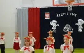 Ślubowanie i pasowanie na uczni&oacute;w klasy pierwszej PSP w Godowie 32