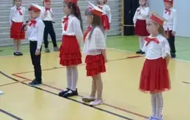 Ślubowanie i pasowanie na uczni&oacute;w klasy pierwszej PSP w Godowie 34