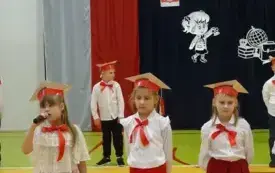 Ślubowanie i pasowanie na uczni&oacute;w klasy pierwszej PSP w Godowie 42