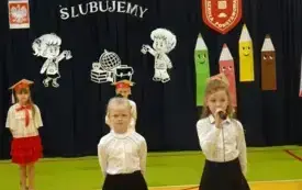 Ślubowanie i pasowanie na uczni&oacute;w klasy pierwszej PSP w Godowie 44