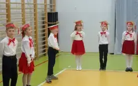 Ślubowanie i pasowanie na uczni&oacute;w klasy pierwszej PSP w Godowie 45