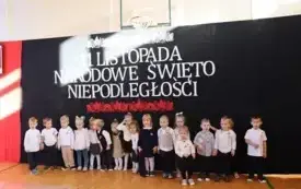 Akademia z okazji Narodowego Święta Niepodległości w Publicznej Szkole Podstawowej  im. Feliksa Szczęsnego Karnickiego w Chybicach 2