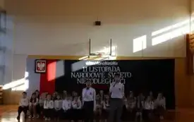 Akademia z okazji Narodowego Święta Niepodległości w Publicznej Szkole Podstawowej  im. Feliksa Szczęsnego Karnickiego w Chybicach 4