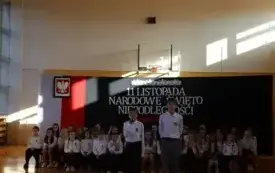 Akademia z okazji Narodowego Święta Niepodległości w Publicznej Szkole Podstawowej  im. Feliksa Szczęsnego Karnickiego w Chybicach 5