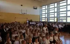 Akademia z okazji Narodowego Święta Niepodległości w Publicznej Szkole Podstawowej  im. Feliksa Szczęsnego Karnickiego w Chybicach 8