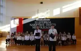 Akademia z okazji Narodowego Święta Niepodległości w Publicznej Szkole Podstawowej  im. Feliksa Szczęsnego Karnickiego w Chybicach 10