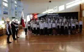 Akademia z okazji Narodowego Święta Niepodległości w Publicznej Szkole Podstawowej  im. Feliksa Szczęsnego Karnickiego w Chybicach 13