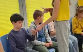 DZIEŃ ŻYCZLIWOŚCI I POZDROWIEŃ W PSP ŁOMNO 12