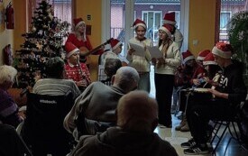 Wizyta szkolnego koła gitarowego w DPS im.Sue Ryder w Kałkowie - Godowie 4