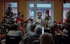 Wizyta szkolnego koła gitarowego w DPS im.Sue Ryder w Kałkowie - Godowie 7