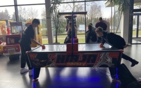 Mikołajki pełne wrażeń &ndash; wycieczka uczni&oacute;w z PSP Jadowniki do Kombinatu Formy  4