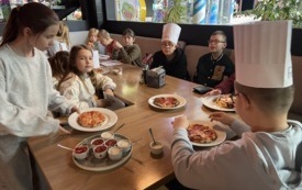 Mikołajki pełne wrażeń &ndash; wycieczka uczni&oacute;w z PSP Jadowniki do Kombinatu Formy  9