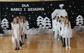Dzień Babci i Dziadka w Publicznej Szkole Podstawowej w Chybicach 45