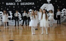Dzień Babci i Dziadka w Publicznej Szkole Podstawowej w Chybicach 71