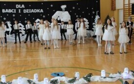 Dzień Babci i Dziadka w Publicznej Szkole Podstawowej w Chybicach 74