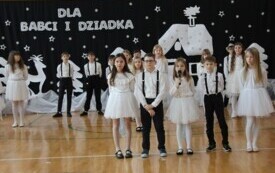 Dzień Babci i Dziadka w Publicznej Szkole Podstawowej w Chybicach 81